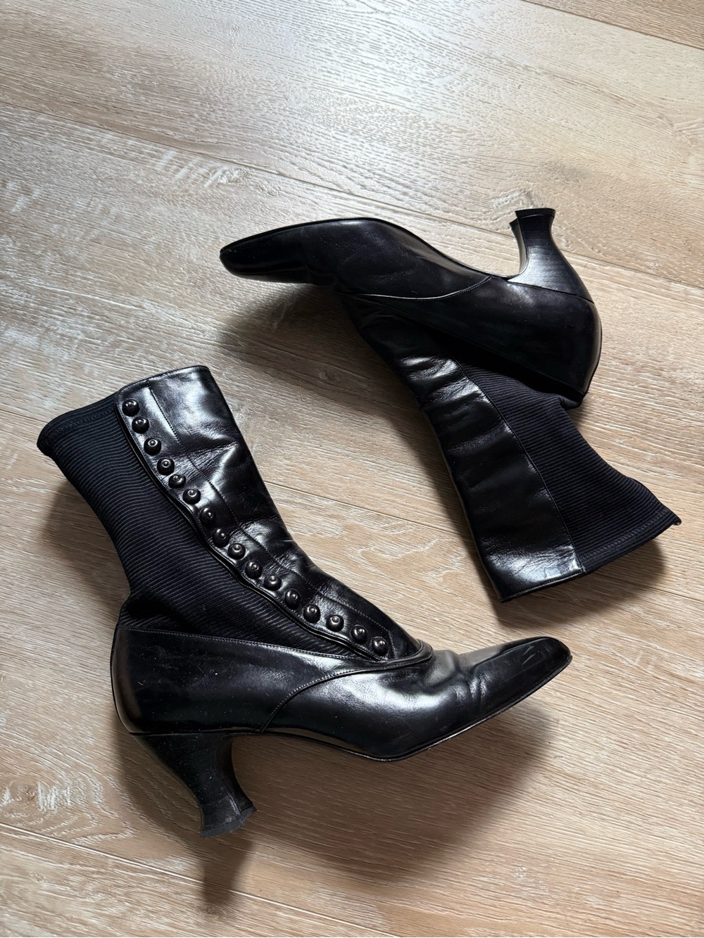 Stuart Weitzman rare vintage Victorian black leather button boots size 7